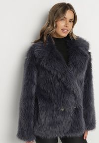 Born2be - Granatowa Dwurzędowa Kurtka Futerko o Fasonie Oversize Asinella. Okazja: na spacer, na randkę, na co dzień. Kolor: niebieski. Materiał: futro. Styl: casual #7