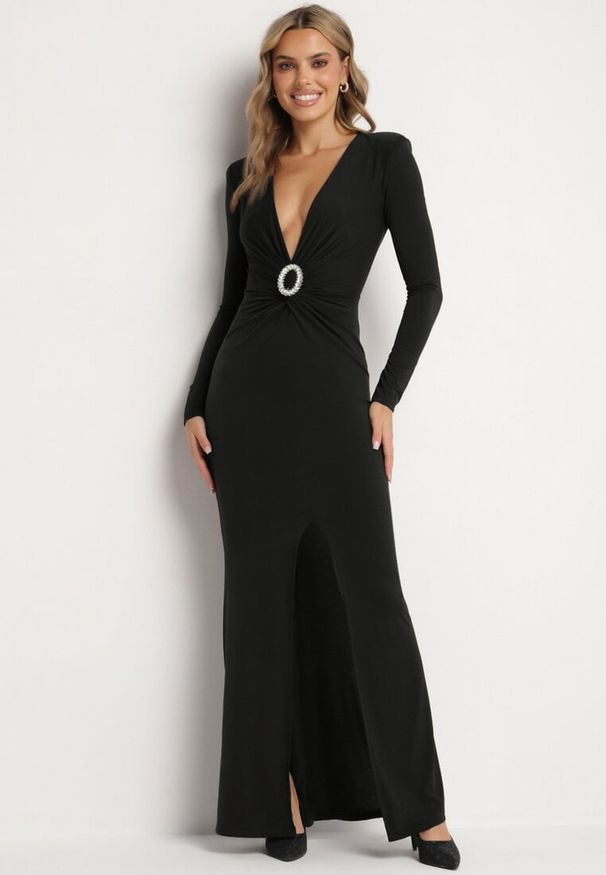 Born2be - Czarna Wieczorowa Taliowana Sukienka Ozdobiona Marszczeniem i Metaliczną Aplikacją Emirella. Kolor: czarny. Wzór: aplikacja. Typ sukienki: proste. Styl: wizytowy