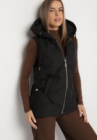 Born2be - Czarna Casualowa Kamizelka z Kapturem i Pikowanymi Przeszyciami Caletta. Okazja: na co dzień. Typ kołnierza: kaptur. Kolor: czarny. Materiał: jeans. Styl: casual #1