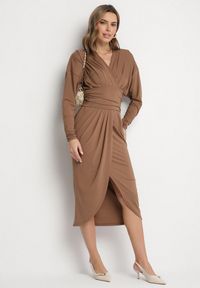 Born2be - Brązowa Sukienka Kopertowa z Wiskozą Zdobiona Marszczeniem Edivana. Kolor: brązowy. Materiał: wiskoza. Wzór: aplikacja. Typ sukienki: kopertowe. Styl: elegancki, klasyczny #5