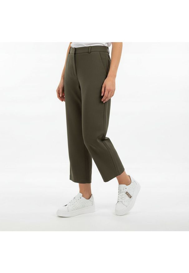 Sneakersy damskie S.Barski, cholewka skóra naturalna perforowana wiązanie klasyczne niski fason zaokrąglony nosek gruba podeszwa casualowy charakter,. Okazja: na co dzień. Kolor: biały. Materiał: skóra. Szerokość cholewki: normalna