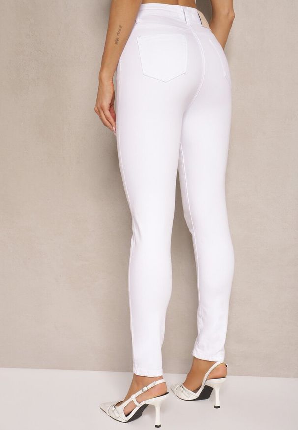 Renee - Białe Jeansy Skinny z Bawełną i Wiskozą High Waist Turesa. Okazja: na co dzień. Stan: podwyższony. Kolor: biały. Styl: casual, elegancki