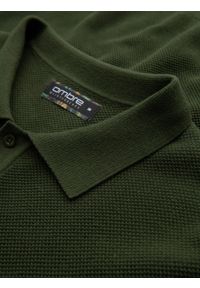 Ombre Clothing - Bawełniana koszulka męska polo ze strukturalnej dzianiny – oliwkowa V1. Okazja: do pracy, na co dzień. Typ kołnierza: polo. Kolor: oliwkowy. Materiał: bawełna, dzianina. Długość: krótkie. Styl: casual, elegancki #6