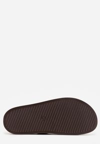 Born2be - Ciemnobrązowe Klapki z Ozdobną Klamrą i Paskiem Kaidine. Okazja: na co dzień. Kolor: brązowy. Materiał: jeans. Sezon: lato. Styl: casual, klasyczny #2