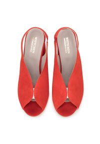 Wittchen - Damskie sandały zamszowe na słupku z gumką czerwone. Zapięcie: pasek. Kolor: czerwony. Materiał: zamsz, skóra. Szerokość cholewki: normalna. Obcas: na słupku. Styl: wizytowy. Wysokość obcasa: średni #6