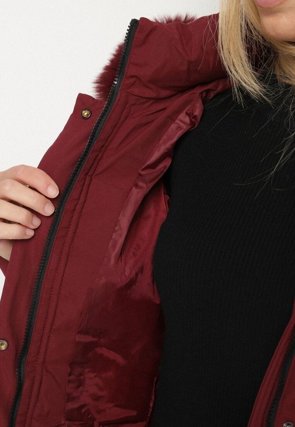 Born2be - Bordowa Zimowa Kurtka z Pikowaniem i Kapturem z Futrem Gisatte. Okazja: na spotkanie biznesowe, do pracy, na co dzień. Kolor: czerwony. Materiał: futro. Sezon: zima. Styl: elegancki, casual, biznesowy