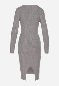 Born2be - Szara Prążkowana Sukienka z Wełną i Kaszmirem o Dopasowanym Kroju z Dekoltem w Serek Vaimanae. Okazja: na co dzień. Typ kołnierza: dekolt w serek. Kolor: szary. Materiał: kaszmir, prążkowany, wełna. Długość rękawa: długi rękaw. Sezon: zima, jesień. Typ sukienki: dopasowane. Styl: casual #6