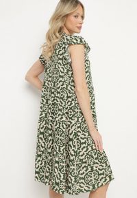 Born2be - Zielona Bawełniana Sukienka o Rozkloszowanym Kroju w Ornamentalny Wzór Zalimea. Okazja: na co dzień. Typ kołnierza: dekolt w kształcie V. Kolor: zielony. Materiał: bawełna. Długość rękawa: krótki rękaw. Typ sukienki: rozkloszowane. Styl: casual, elegancki #2