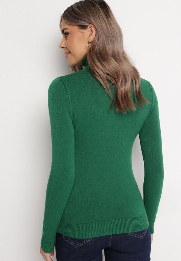 Born2be - Ciemnozielony Golf z Długim Rękawem Adegera. Typ kołnierza: golf. Kolor: zielony. Materiał: dzianina. Długość rękawa: długi rękaw. Długość: długie. Wzór: gładki, jednolity. Styl: klasyczny