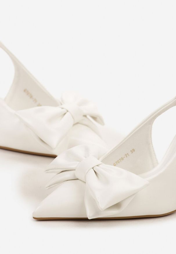 Renee - Białe Sandały Vices na Szpilce Slingback Ozdobione Kokardą Tilvanea. Okazja: na co dzień. Zapięcie: sprzączka. Kolor: biały. Wzór: aplikacja. Obcas: na szpilce. Styl: elegancki, casual