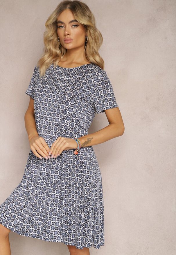 Renee - Niebieska Rozkloszowana Sukienka w Ornamentalny Wzór z Wiskozy Oflia. Kolor: niebieski. Materiał: wiskoza. Sezon: lato