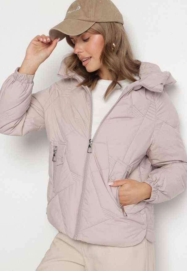 Born2be - Jasnobeżowa Pikowana Kurtka z Kapturem Rękawy Zakończone Gumką Liliaz. Okazja: do pracy, na spacer, na co dzień, na spotkanie biznesowe. Typ kołnierza: kaptur. Kolor: beżowy. Materiał: jeans. Styl: casual, elegancki, biznesowy