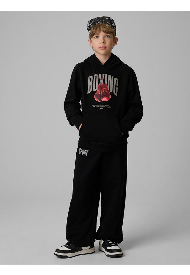 4f - 4F Bluza dresowa regular z kapturem chłopięca - czarna 158 (12-13 lat). Okazja: na spacer, na co dzień, na uczelnię. Typ kołnierza: kaptur. Kolor: czarny. Materiał: dresówka. Sezon: lato. Styl: casual