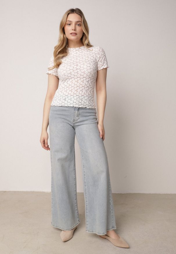 Born2be - Biała Koronkowa Bluzka o Dopasowanym Kroju z Krótkim Rękawem Noessa. Okazja: na co dzień, do pracy, na spotkanie biznesowe. Kolor: biały. Materiał: koronka. Długość rękawa: krótki rękaw. Długość: krótkie. Wzór: koronka. Styl: klasyczny, casual, biznesowy, elegancki