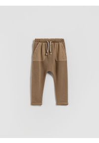 Reserved - Spodnie regular fit - brązowy. Kolor: brązowy. Materiał: dzianina, bawełna #1