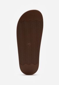 Born2be - Ciemnobrązowe Klapki z Paskami i Kwadratową Sprzączką Olyndar. Okazja: na co dzień. Kolor: brązowy. Materiał: jeans. Sezon: lato. Styl: casual #4