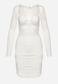 Born2be - Biała Dopasowana Sukienka Ozdobiona Marszczeniami z Głębokim Dekoltem Daphen. Kolor: biały. Wzór: aplikacja #6