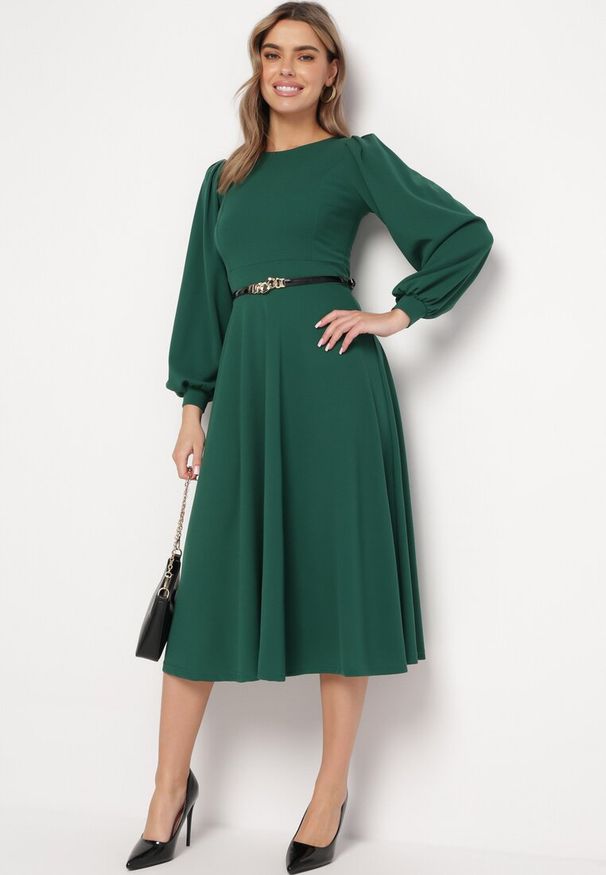 Born2be - Zielona Rozkloszowana Midi Sukienka z Eleganckimi Luźnymi Rękawami Samriddhi. Okazja: do pracy. Kolor: zielony. Typ sukienki: rozkloszowane. Styl: elegancki. Długość: midi