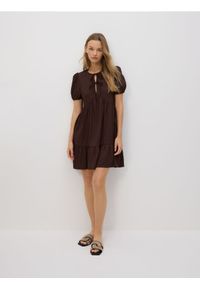 Reserved - Strukturalna sukienka mini - brązowy. Kolor: brązowy. Materiał: dzianina. Długość: mini #1