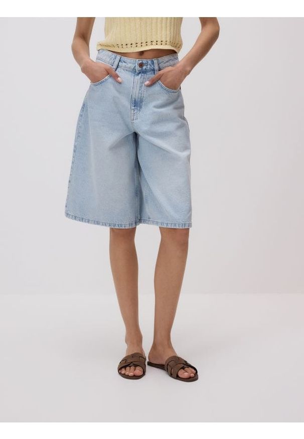 Reserved - Jeansowe szorty - niebieski. Kolor: niebieski. Materiał: jeans. Długość: długie