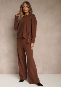 Renee - Brązowy Komplet z Dzianiny z Wiskozą Spodnie Wide Leg i Sweter ze Zdobieniami Miomea. Kolor: brązowy. Materiał: wiskoza, dzianina. Wzór: aplikacja
