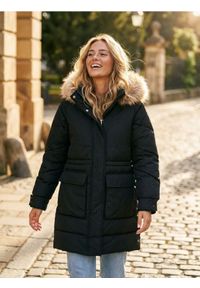 Sinsay - Kurtka z kapturem - czarny. Typ kołnierza: kaptur. Kolor: czarny. Materiał: futro. Długość rękawa: długi rękaw. Długość: długie #1