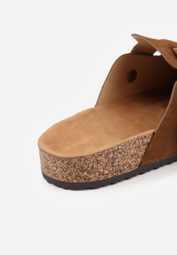 Born2be - Brązowe Klapki w Stylu Chodaków na Korkowej Podeszwie z Klamrą Saleilla. Okazja: na co dzień. Kolor: brązowy. Materiał: jeans. Sezon: lato. Styl: casual, klasyczny