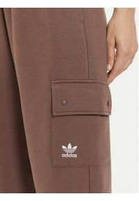 Adidas - adidas Spodnie dresowe Essentials IR5909 Brązowy Loose Fit. Kolor: brązowy. Materiał: syntetyk
