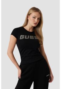Guess - GUESS Czarny damski t-shirt Kiara. Kolor: czarny