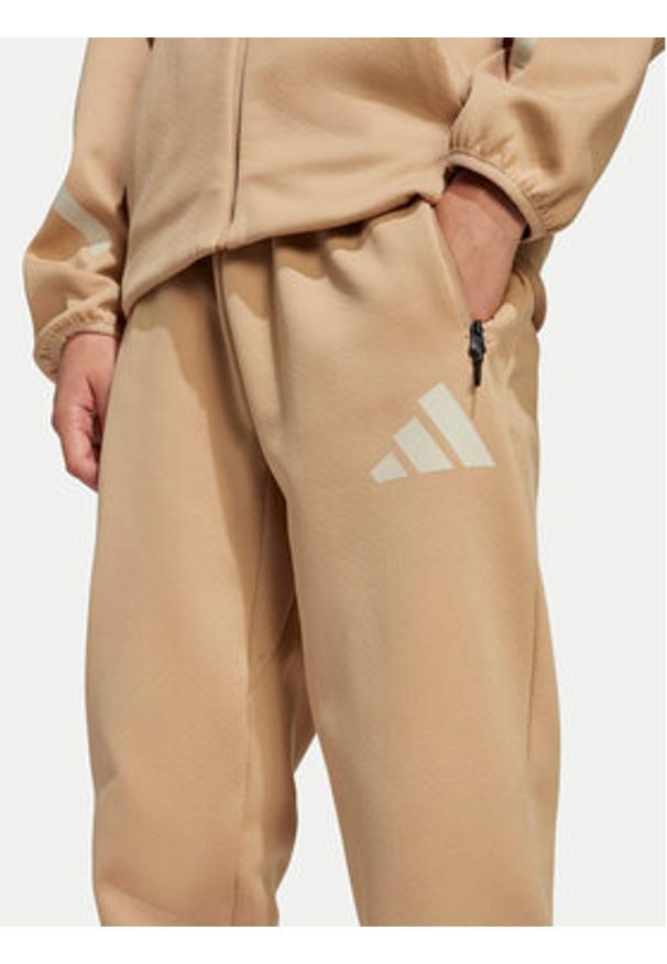 Adidas - adidas Spodnie dresowe Z.N.E. JW4002 Beżowy Tapered Leg. Kolor: beżowy. Materiał: bawełna