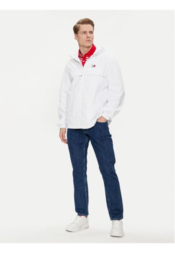 Tommy Jeans Wiatrówka Chicago DM0DM17983 Biały Regular Fit. Kolor: biały. Materiał: syntetyk