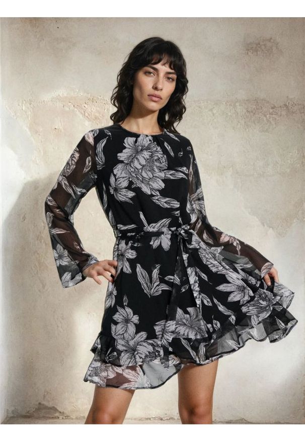 Sinsay - Sukienka mini w kwiaty - wielobarwny. Wzór: kwiaty. Długość: mini