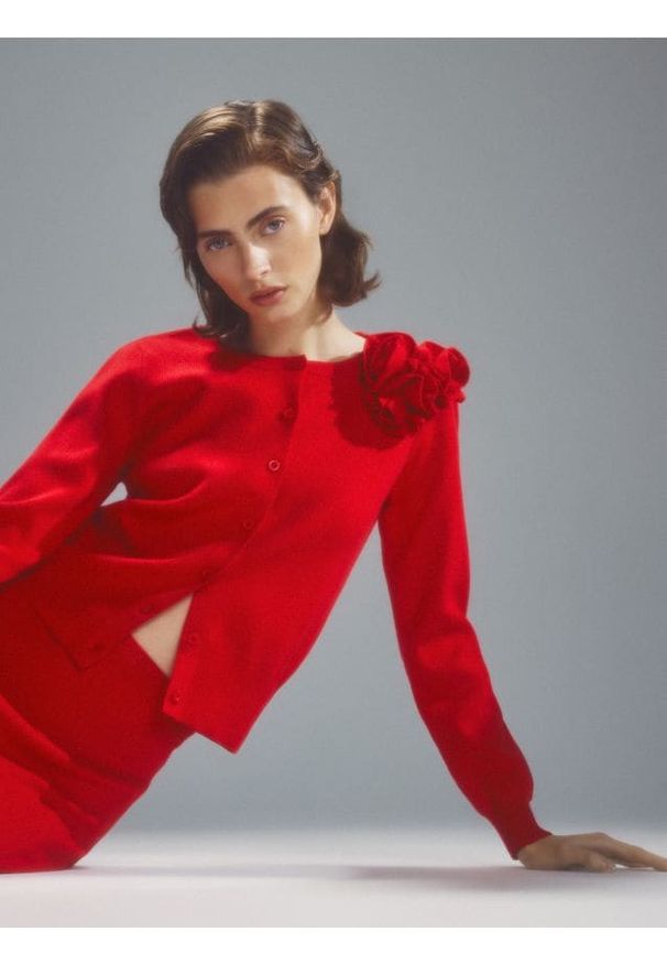 Reserved - Kardigan z aplikacją - czerwony. Kolor: czerwony. Materiał: wiskoza, dzianina. Wzór: aplikacja