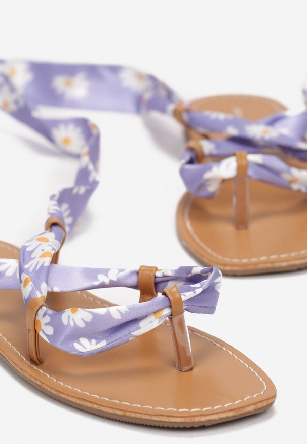 Born2be - Liliowe Sandały Phaetheasi. Kolor: fioletowy. Materiał: materiał, satyna. Wzór: aplikacja, kwiaty. Obcas: na płaskiej podeszwie