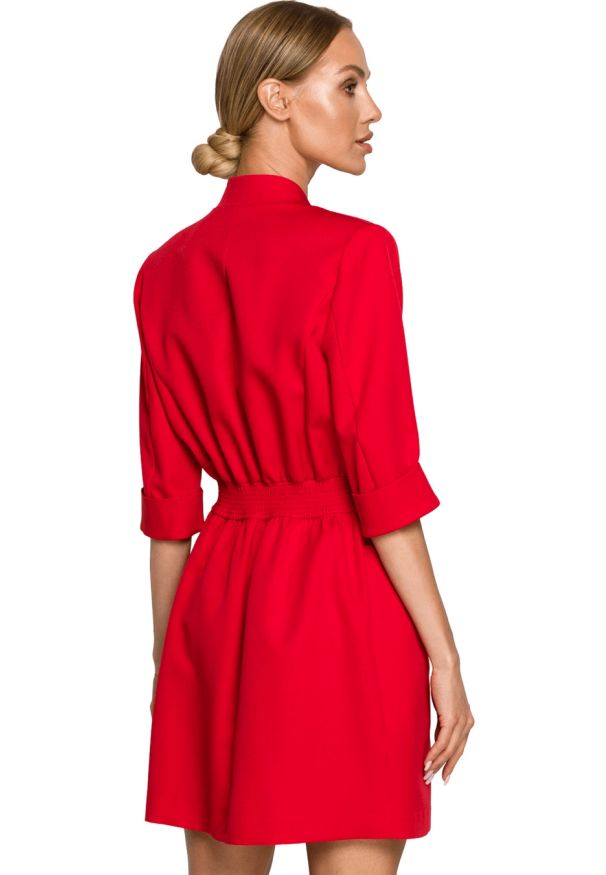 Sukienki.shop - Elegancka sukienka żakietowa z kołnierzem czerwona na guziki. Okazja: na spotkanie biznesowe, do pracy. Kolor: czerwony. Styl: elegancki