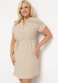 Born2be - Beżowa Pudełkowa Sukienka Bawełniana ze Sznurkiem w Pasie Quimalia. Kolor: beżowy. Materiał: bawełna. Długość rękawa: krótki rękaw. Wzór: aplikacja. Sezon: wiosna, lato. Typ sukienki: proste #1