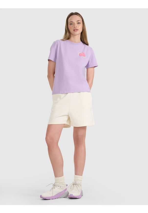 4f - 4F T-shirt oversize z nadrukiem damski - fioletowy L. Okazja: na co dzień. Kolor: fioletowy. Materiał: jersey, tkanina, dzianina, bawełna, materiał. Długość rękawa: krótki rękaw. Długość: krótkie. Wzór: nadruk. Sezon: lato. Styl: sportowy, klasyczny, casual
