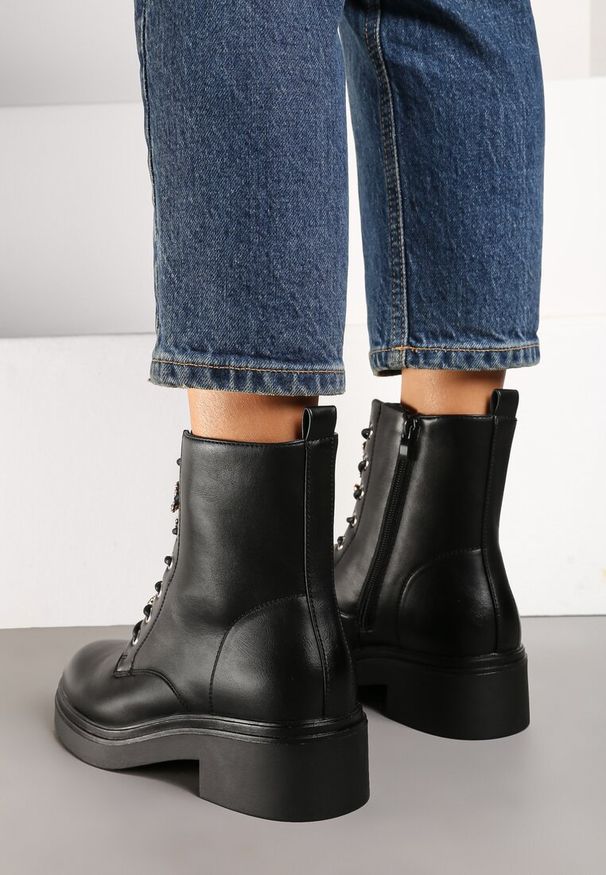 Renee - Czarne Botki Workery ze Sznurowaniem Ozdobionym Aplikacjami z Cyrkoniami Linnara. Zapięcie: sznurówki. Kolor: czarny. Materiał: jeans, jedwab. Wzór: aplikacja. Obcas: na obcasie. Styl: glamour. Wysokość obcasa: niski