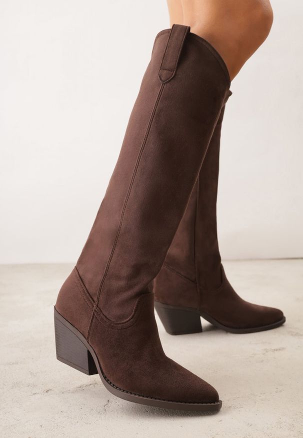 Renee - Brązowe Kozaki Kowbojki na Stożku z Gładką Cholewką z Imitacji Zamszu Halille. Nosek buta: otwarty. Kolor: brązowy. Materiał: zamsz. Szerokość cholewki: normalna. Wzór: gładki. Obcas: na stożku. Wysokość obcasa: średni