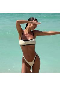 Intica - Dwuczęściowy strój kąpielowy z odważnym wycięciem Fransien. Kolor: biały. Materiał: tkanina