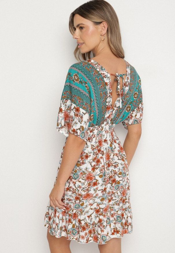 Born2be - Zielona Wiskozowa Sukienka w Kwiatowy Wzór z Wiązaniem z Tyłu Laturea. Okazja: na randkę, na co dzień. Typ kołnierza: dekolt w serek. Kolor: zielony. Materiał: wiskoza. Wzór: kwiaty. Typ sukienki: proste, rozkloszowane. Styl: casual