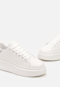 Born2be - Biało-Srebrne Sneakersy na Platformie z Brokatową Wstawką Tilorea. Wysokość cholewki: przed kostkę. Kolor: biały. Szerokość cholewki: normalna. Obcas: na platformie #5