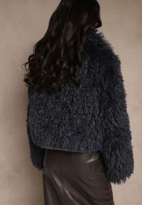Renee - Niebieska Puszysta Kurtka Futerko Cropped z Wysokim Kołnierzem Lanarea. Okazja: na imprezę, na co dzień. Typ kołnierza: golf. Kolekcja: plus size. Kolor: niebieski. Materiał: futro. Długość: krótkie. Sezon: zima, jesień. Styl: casual, elegancki #3