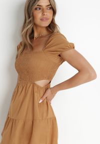 Born2be - Brązowa Sukienka Bawełniana Liloono. Typ kołnierza: kołnierz z falbankami. Kolor: brązowy. Materiał: bawełna. Wzór: aplikacja. Długość: mini #2