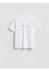 Reserved - T-shirt comfort z nadrukiem na plecach - biały. Kolor: biały. Materiał: bawełna, dzianina. Wzór: nadruk #1