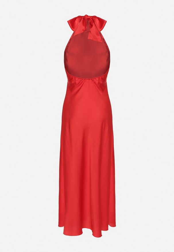 Born2be - Czerwona Satynowa Sukienka Koktajlowa z Dekoltem Halter Annela. Okazja: na imprezę, na co dzień. Typ kołnierza: dekolt halter. Kolor: czerwony. Materiał: satyna. Długość rękawa: bez rękawów. Sezon: lato. Styl: wizytowy