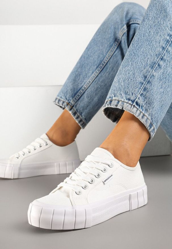 Born2be - Białe Trampki na Grubej Podeszwie z Tłoczeniem Maitiana. Okazja: na co dzień. Kolor: biały. Materiał: jeans. Styl: casual
