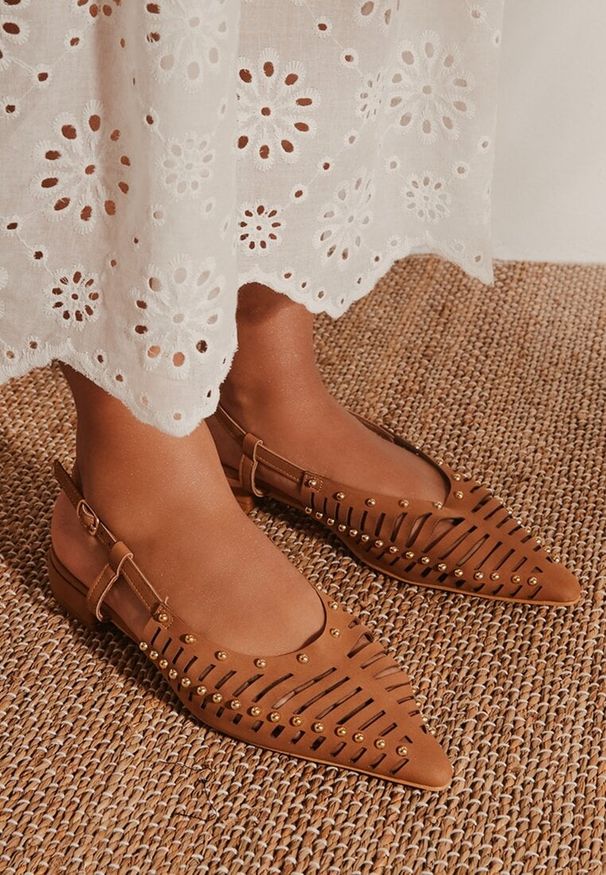 Born2be - Brązowe Sandały Vices Typu Mule Ozdobione Wycięciami i Nitami Vevistra. Okazja: na co dzień. Kolor: brązowy. Wzór: aplikacja. Styl: elegancki, casual