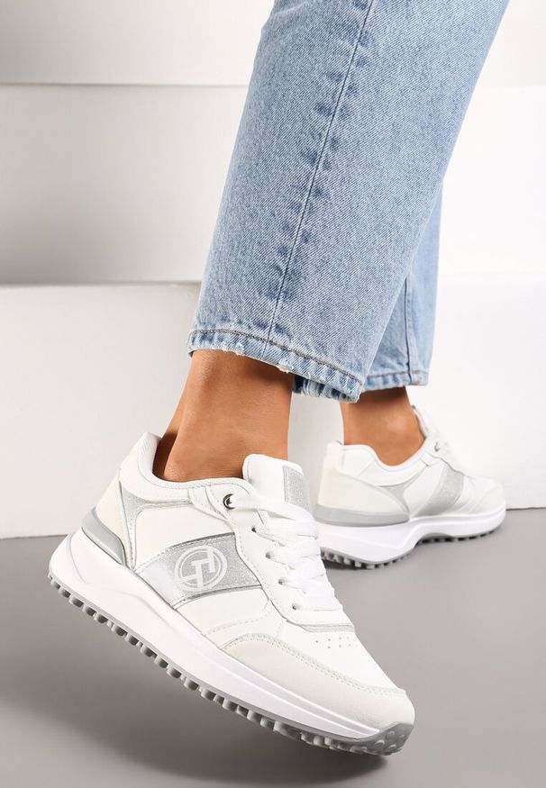 Born2be - Białe Sneakersy z Błyszczącymi Wstawkami na Grubej Podeszwie Lintessa. Okazja: na spotkanie biznesowe. Nosek buta: okrągły. Zapięcie: sznurówki. Kolor: biały. Materiał: skóra, materiał, guma. Sezon: lato. Obcas: na obcasie. Wysokość obcasa: niski