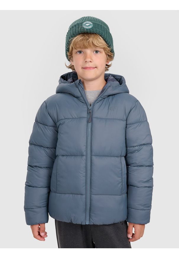 4f - 4F Kurtka puchowa z wypełnieniem syntetycznym chłopięca - szara 122 (6-7 lat). Okazja: na co dzień. Typ kołnierza: kaptur. Kolor: szary. Materiał: puch, syntetyk. Sezon: lato. Styl: casual, klasyczny, sportowy